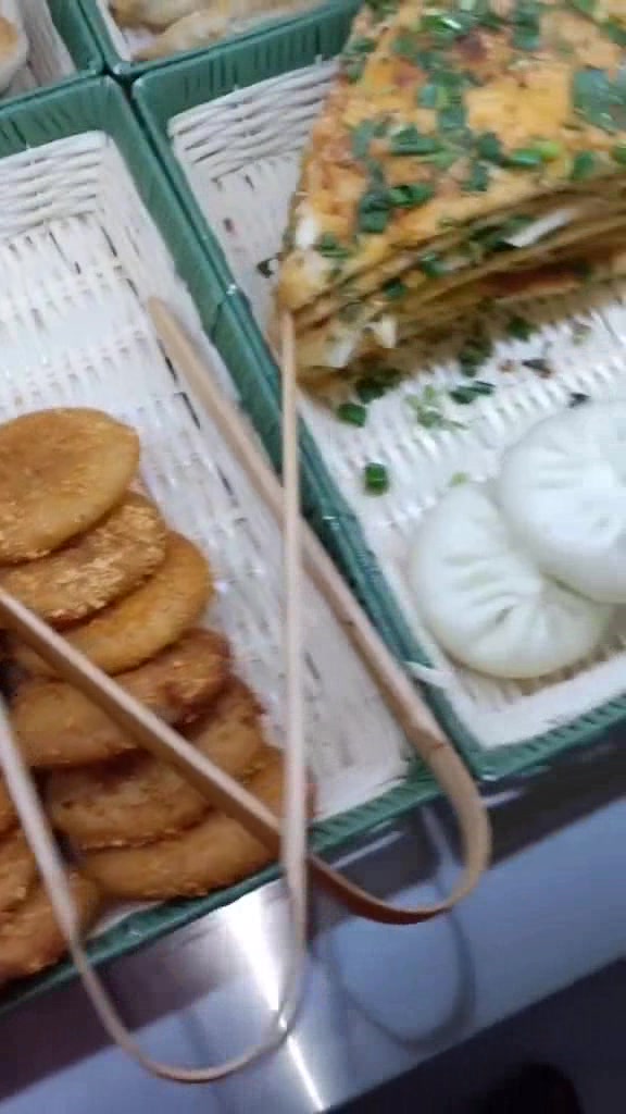 这家店的早餐种类齐全,任你挑选,价格优惠,来买的人特别多