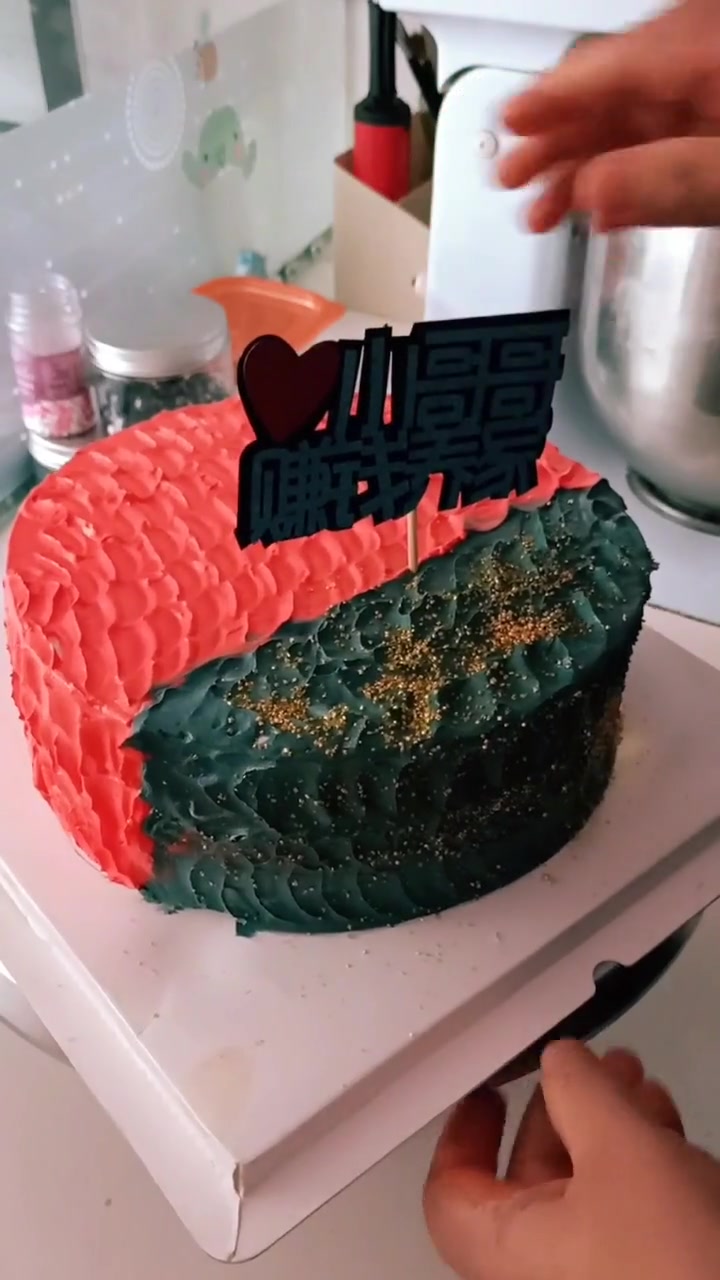 夫妻俩同一天过生日,来看看这个蛋糕,哈哈默默同情这个老公