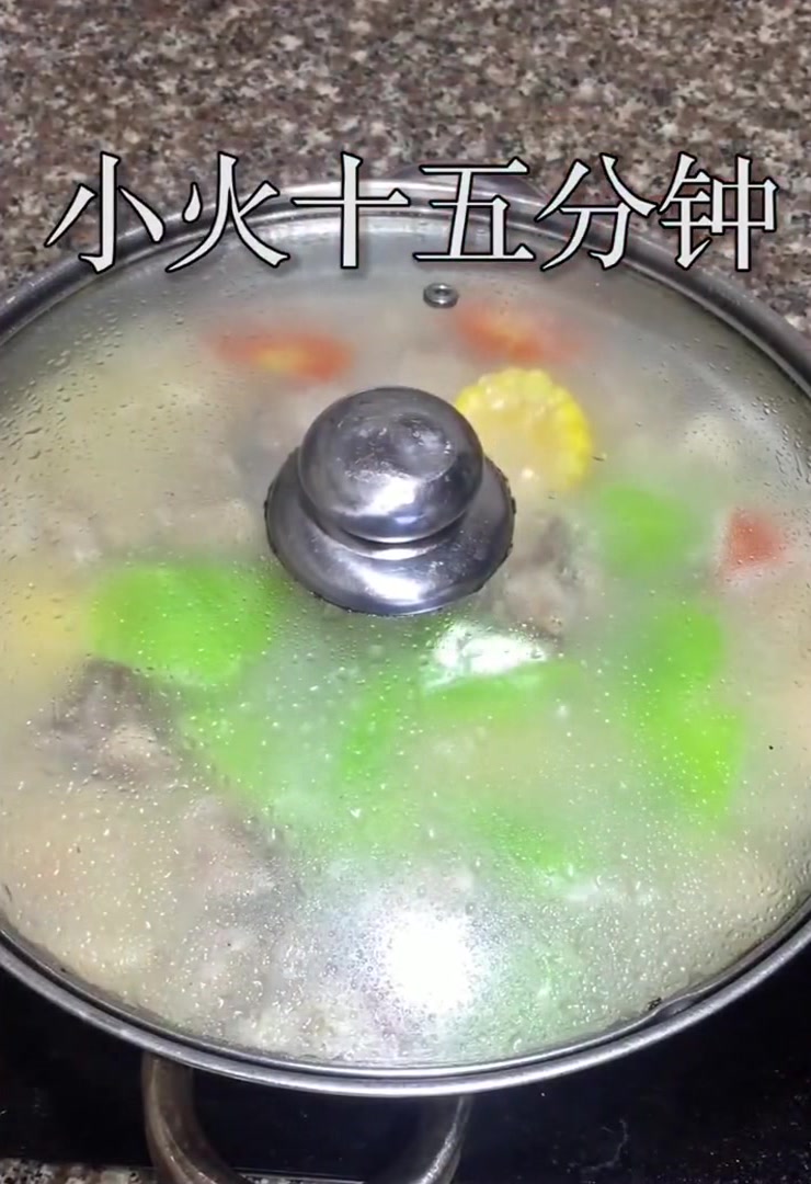 莲藕玉米排骨汤,营养健康又美味,出锅之后,看得我口水直流!
