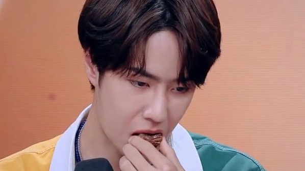 #天天向上#【今天又是王一博被迫营业的一天!和杨迪配合表演武汉鸭脖吃播超搞笑】8月4日,在