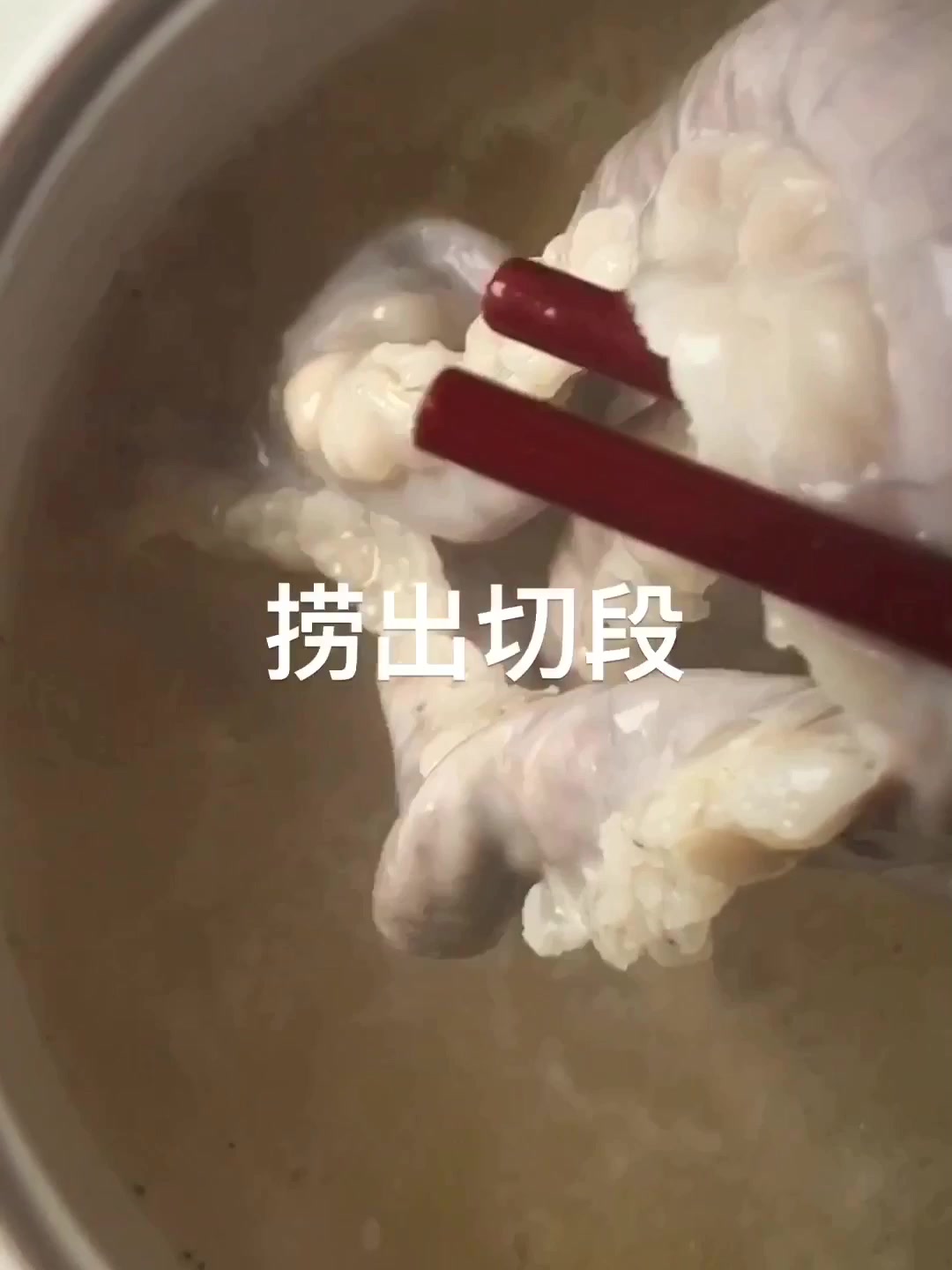 好美味的午餐,香喷喷的米饭配上一锅酸菜汤,又香又过瘾