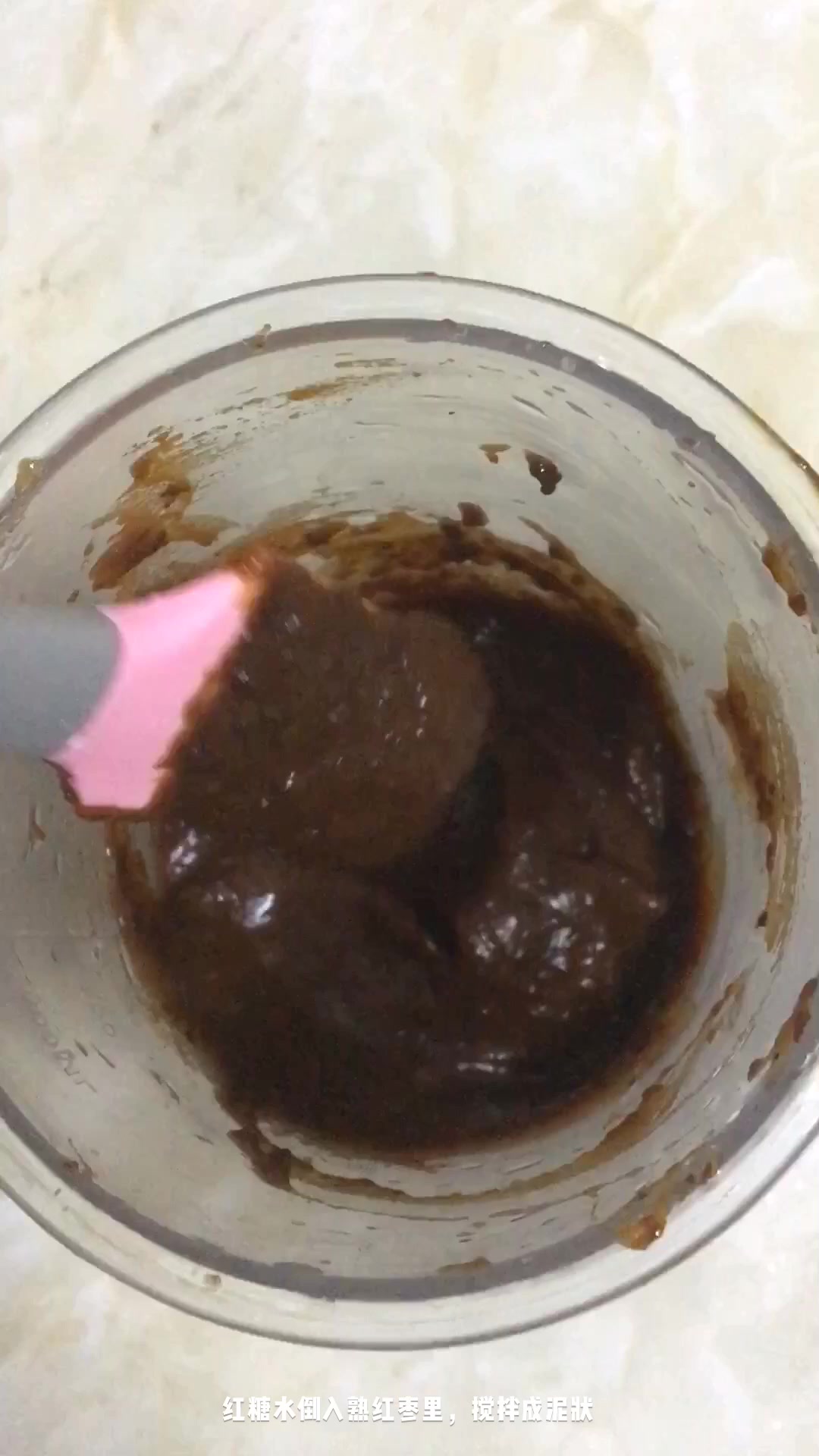 这款红糖红枣戚风蛋糕很不错,香甜可口,尤其适合女孩们做来吃