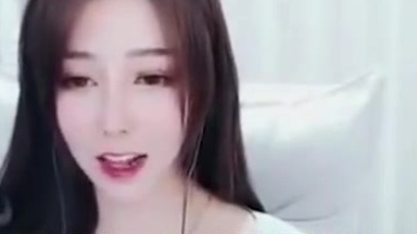 【b站永久封禁乔碧萝 曾短时间内就登上人气榜第9名】经历直播露脸“萝莉变大妈”的主播乔碧萝