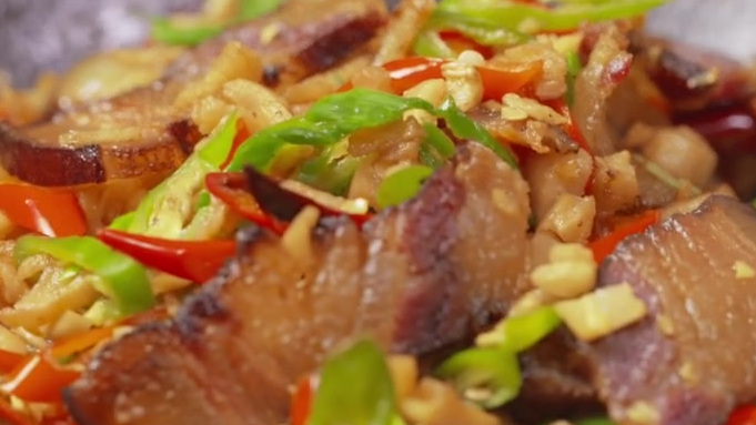 不怕辣的湖北伢,可以尝试这道菜! 【萝卜干炒腊肉】夏天没胃口?湖南人的办法是以暴辣制暴热!