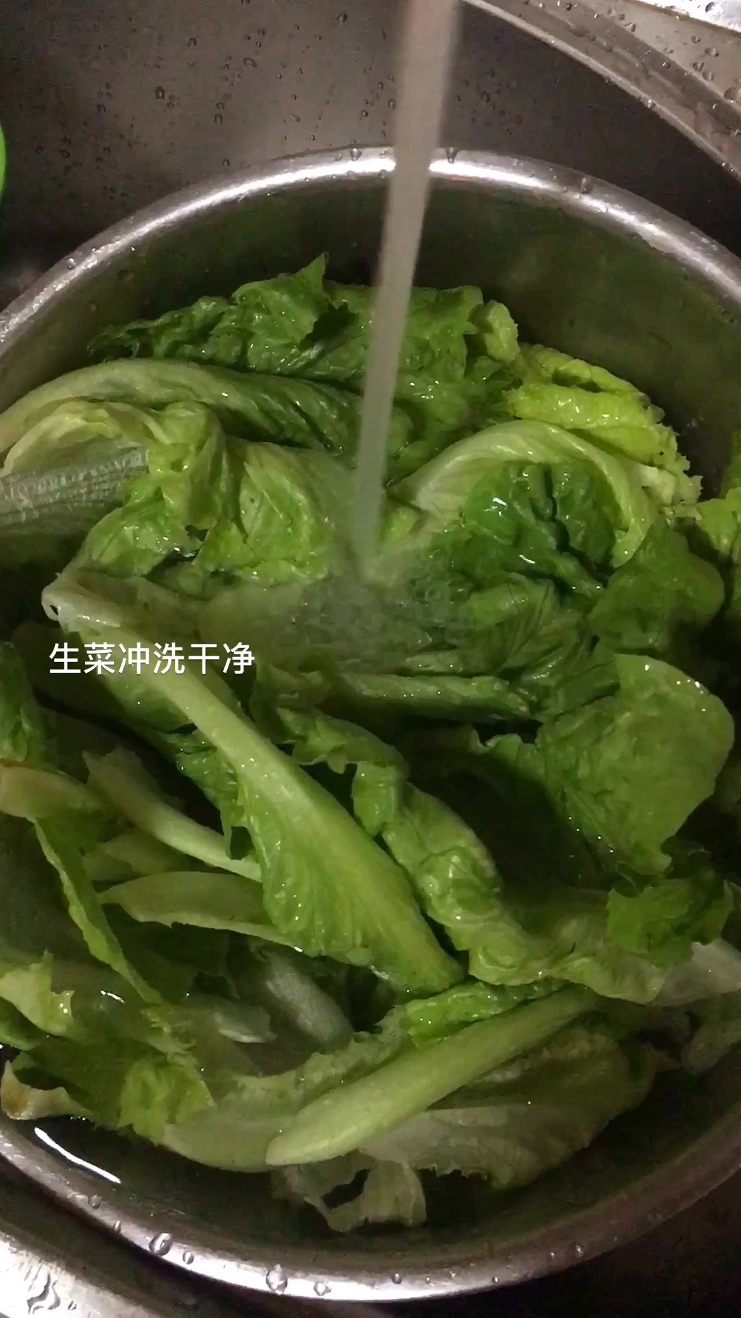 和平常吃的白灼生菜不一样,还加了这样食材,更加营养好吃了!