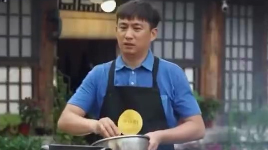 黄磊上阵亲自操刀佛跳墙,圆白菜炒蛋饺~那个时候黄老师还是瘦的啊。
