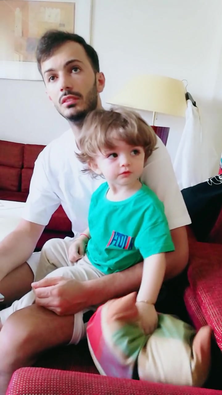 混血小王子鱼仙儿好萌啊,怪不得颜值这么高,看到爸爸就明白了