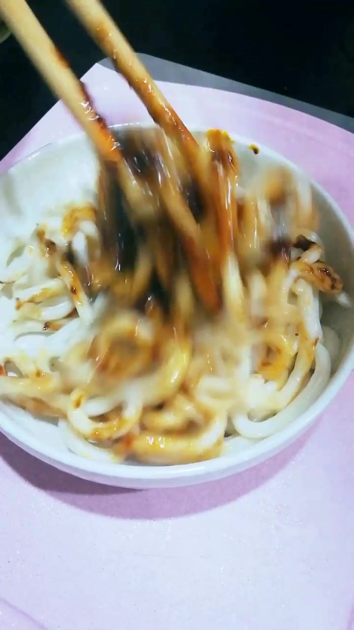 原来小哥这么能吃,能吃这么多的炒乌冬面,太羡慕你的生活了