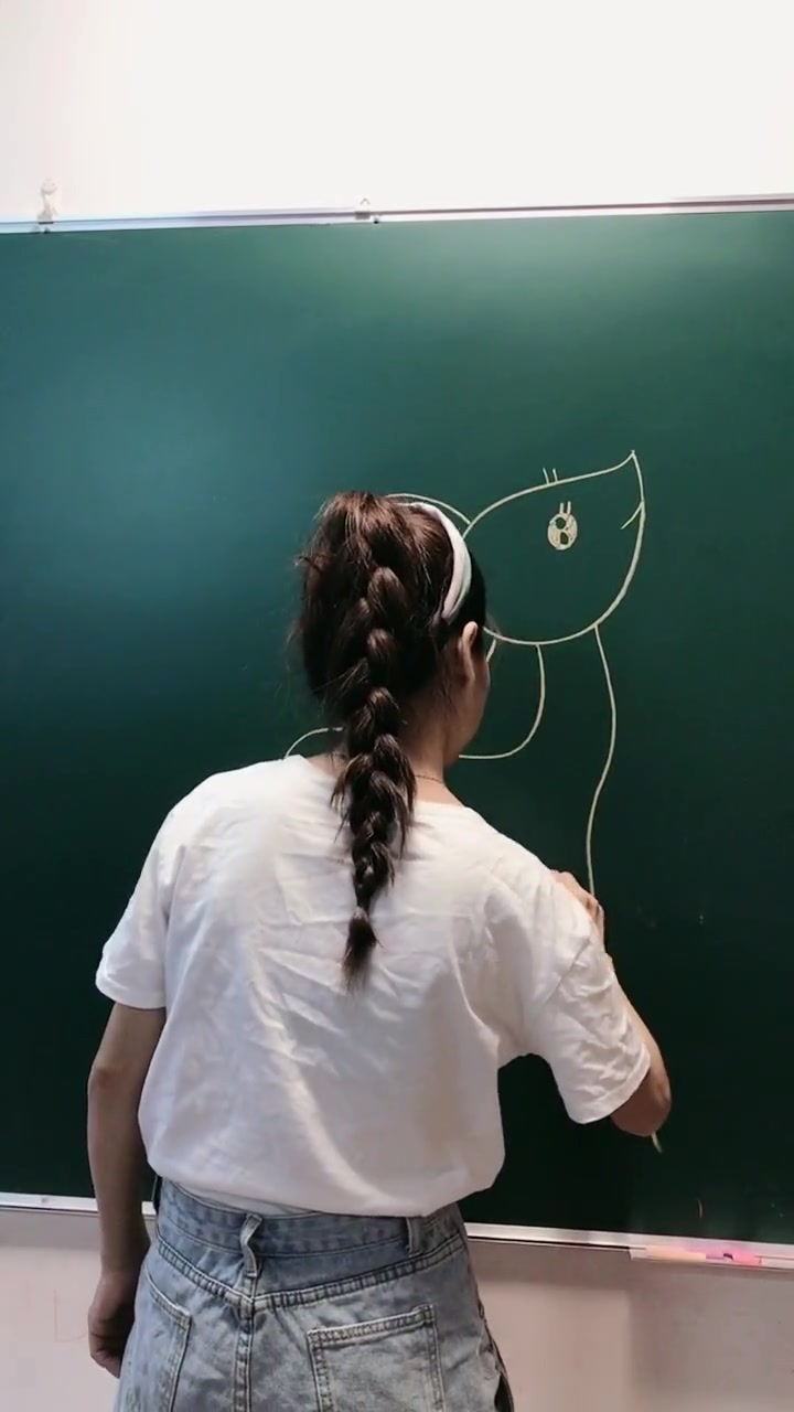 好牛的幼师,梅花鹿能这么轻松的画出来,学过素描吗?