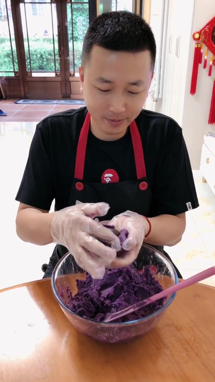 老婆说想吃水晶紫薯丸子,老公立马去做,做完还还挺好看的