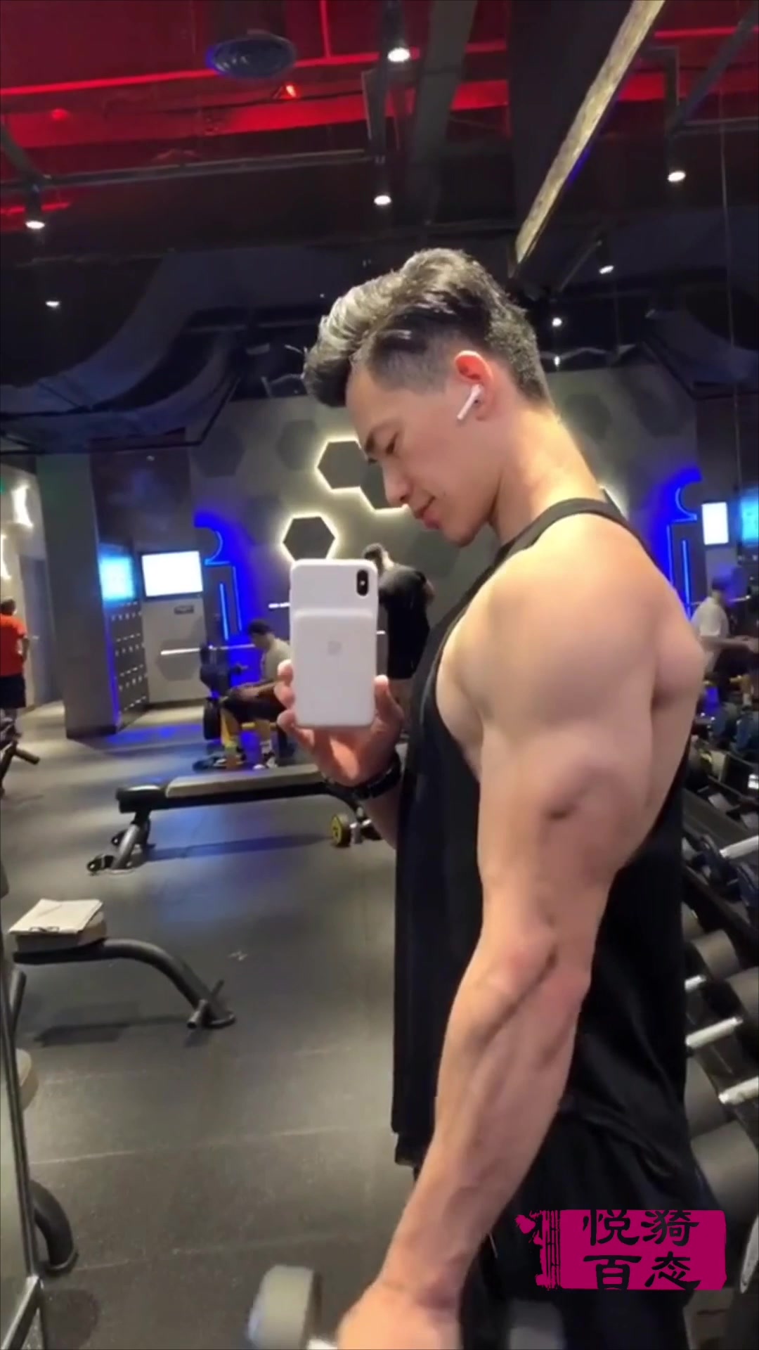 肌肉型男边锻炼麒麟臂边自拍,健硕的肱二头肌让人好羡慕!