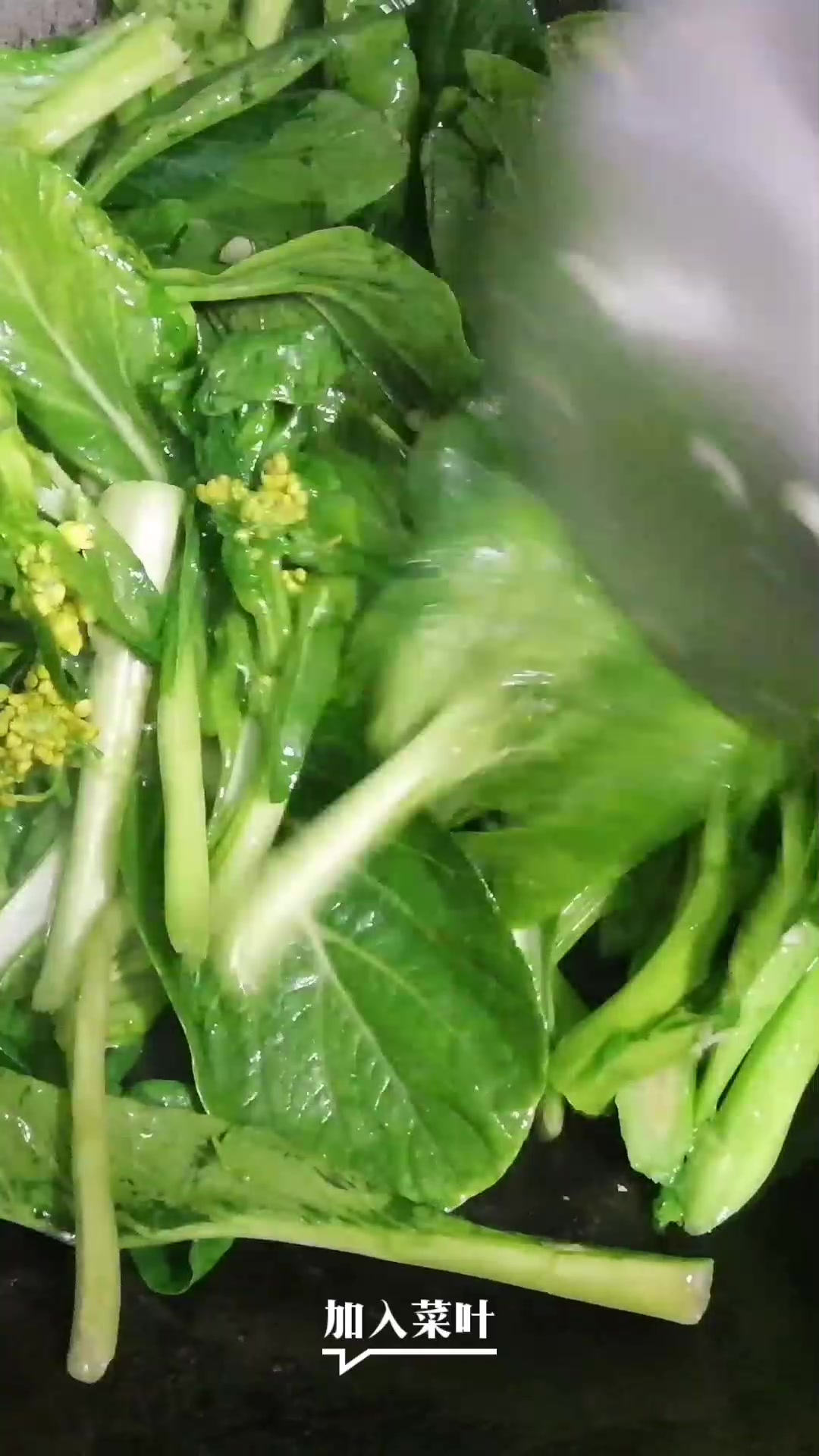 炒菜心时别直接下锅炒,多做这一步,菜心炒的口感脆嫩,颜色绿