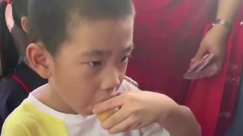 【用这个熊猫口粮什么味儿?小朋友尝了一口:好吃,像土豆!】8日,初来武汉一个月的大熊猫春俏