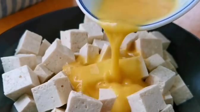 豆腐不要直接炒着吃,淋2个鸡蛋,出锅比红烧肉香,上桌瞬间扫光,美食get√