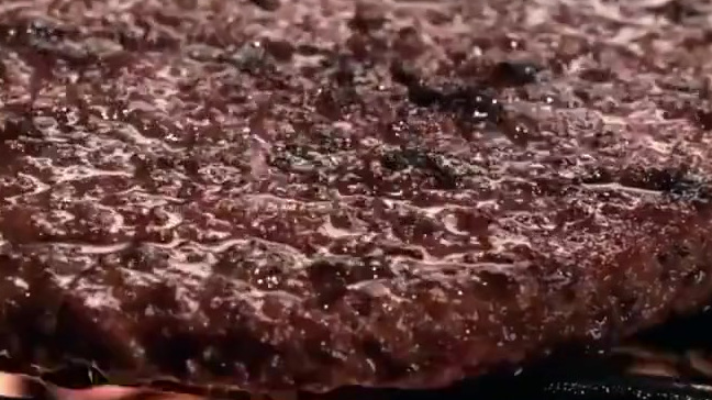 【汉堡王在全美推人造肉汉堡,据说味道和真牛肉汉堡几乎一样】人造肉汉堡美媒报道,8月8日起汉