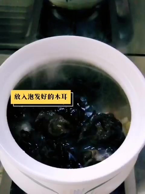 鲜美无比的虫草花黑蒜骨头汤,全家都爱喝,全家都说好喝!