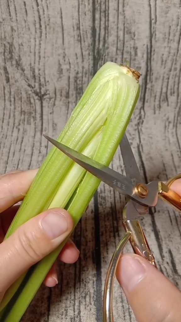 还在用老方法切芹菜吗,牛人教你一个方法,自制切芹菜的神器