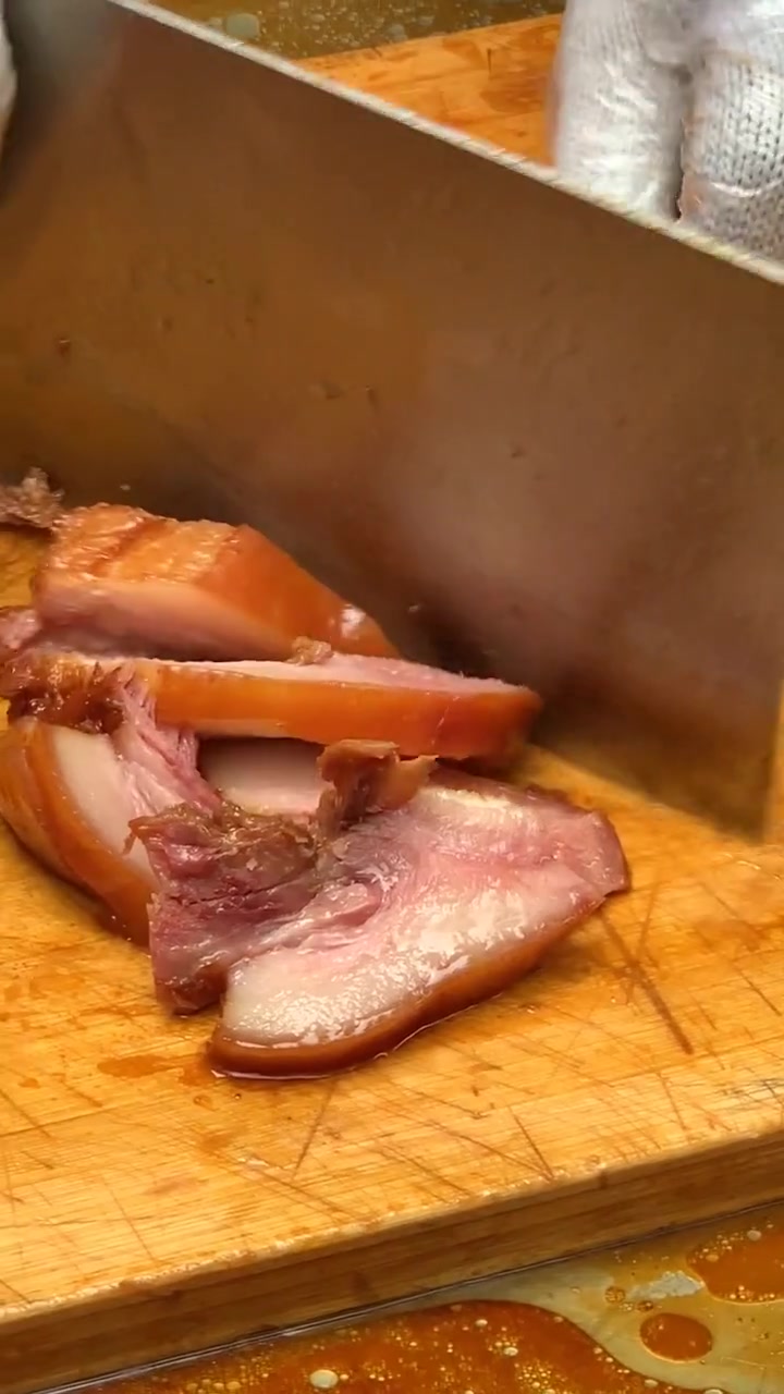 这才是真正的猪头肉,一刀一刀切开,不多喝两杯可惜了!