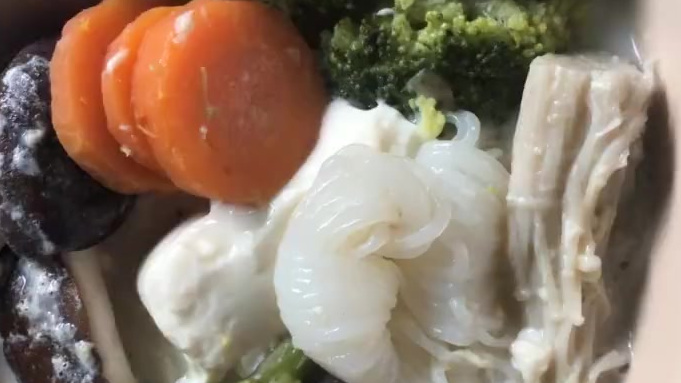 豆浆,被视为养颜养生的健康饮品,所含大豆异黄酮,有助纾缓更年期不适症状;豆固醇则能减少吸收