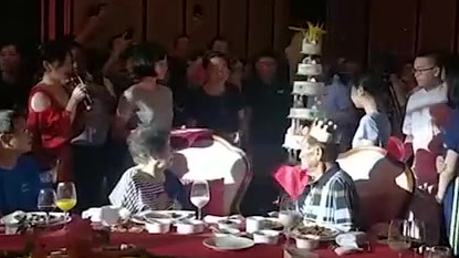 【袁隆平九十大寿,蛋糕9层上植水稻,八个字总结人生经验】8月9日晚,袁隆平院士90大寿在长