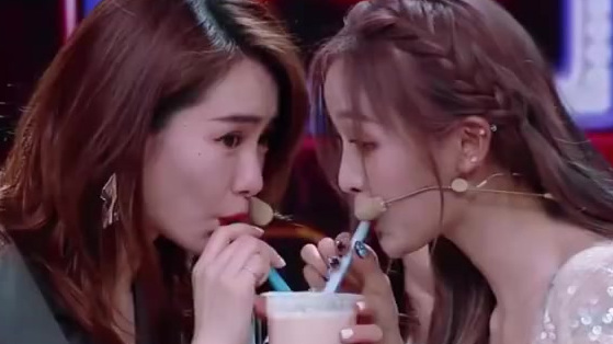 戚薇、火箭少女101_吴宣仪两个小姐姐同喝一杯奶茶的神仙画面。