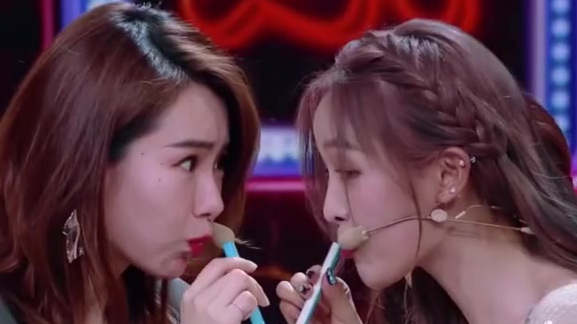 天天向上戚薇\吴宣仪两个小姐姐同喝一杯奶茶的神仙画面来了,湖姐提问:如何形容奶茶好喝?答案