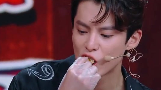 【王一博一言不发只顾撸串,钱枫吃货属性大觉醒!】8月11日,在本期的《天天向上》中,王一博