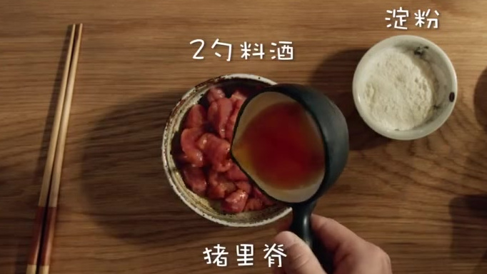 万物皆可做『炸串』 炸串是夜晚放纵的最高奥义,我一口气炸了里脊肉、鸡翅、肉肠、豇豆、香菇、