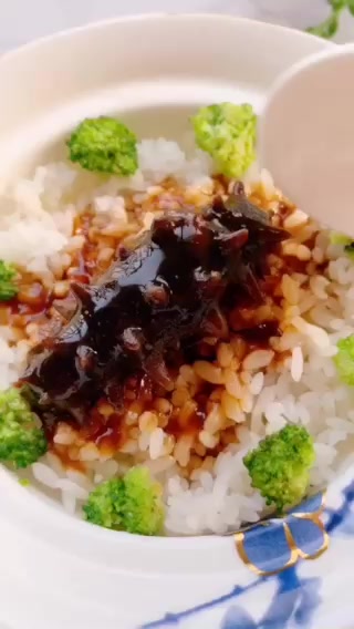 超简单的海参捞饭,放上海参再浇点浓汁,口水都留下来了