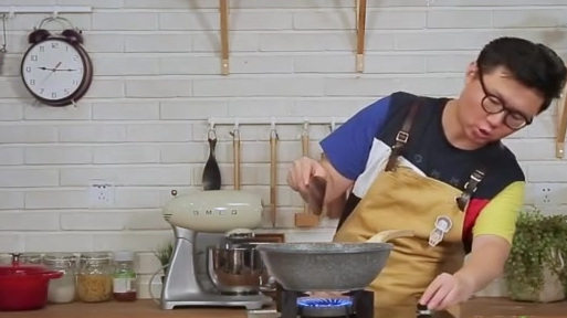 【孜然辣炒掌中宝】烧烤店的鸡掌中宝真好吃啊,又香又脆。在家怎么做?我融合了临沂炒鸡和孜然烤