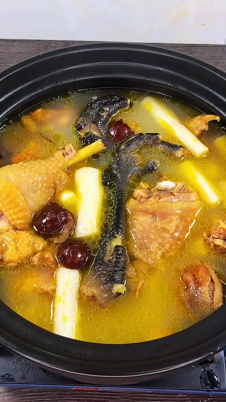 山药土鸡汤,汤汁鲜美,营养滋补,孕妇可以多喝