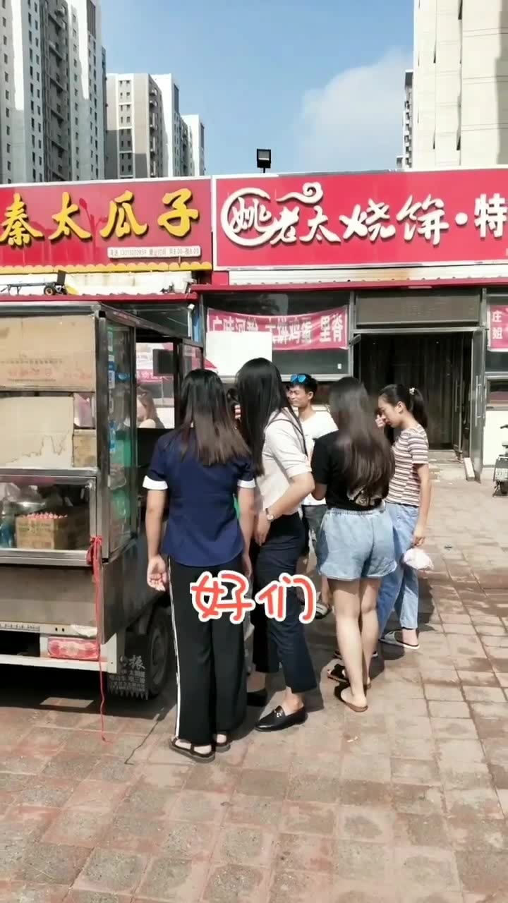 大叔街边摆摊卖大饼卷鸡蛋,来吃的人特别多
