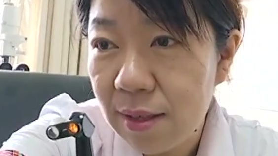 【还敢过度玩手机吗?9岁孩子1天玩手机10小时变斗鸡眼,自称“戒不掉”】安徽合肥,一名男孩