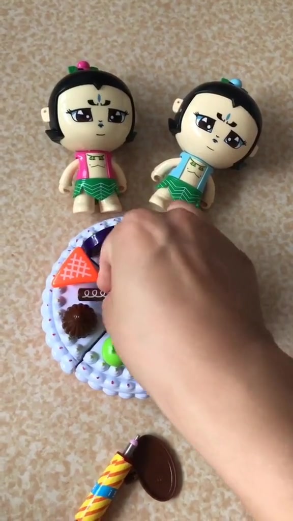 爷爷生日,葫芦娃兄弟给爷爷做了一个蛋糕,小朋友们觉得怎么样