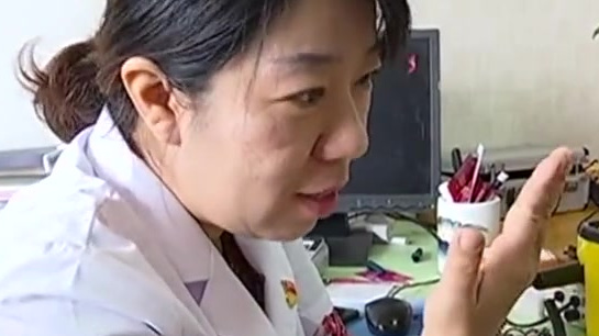 【9岁男童狂玩手机变斗鸡眼】安徽合肥,一男孩因暑假期间狂玩手机,变成“斗鸡眼”。爸爸介绍,