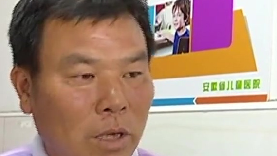 【玩手机请适度!9岁男童狂玩手机变斗鸡眼】安徽合肥,一男孩因暑假期间狂玩手机,变成“斗鸡眼