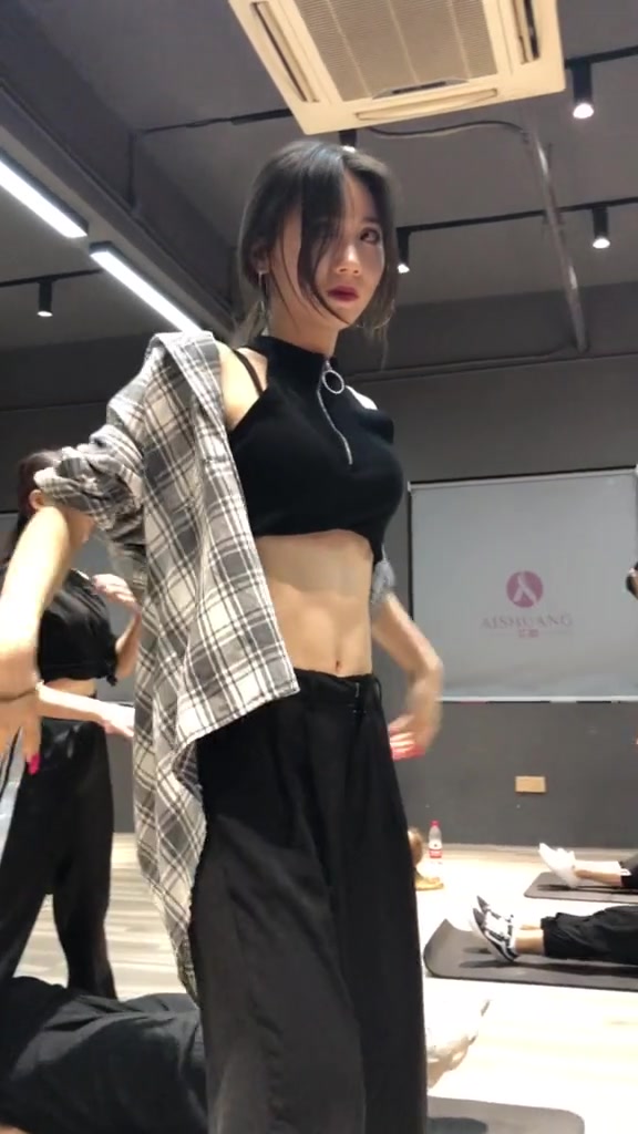 这才是真正的人鱼线,女孩都羡慕的身材