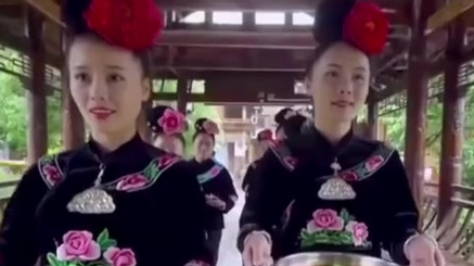 【长桌宴】在黔东南地区,很多民族都有摆长桌宴的风俗,长桌宴上的美食主要有猪脚、白切鸡、米豆