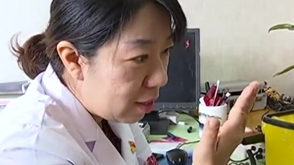 【玩手机请适度!9岁男童狂玩手机变斗鸡眼】安徽合肥,一男孩因暑假期间狂玩手机,变成“斗鸡眼