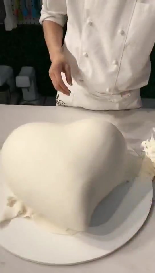 这个“蛋糕”有点特别,行走的钞票,你吃得下吗?