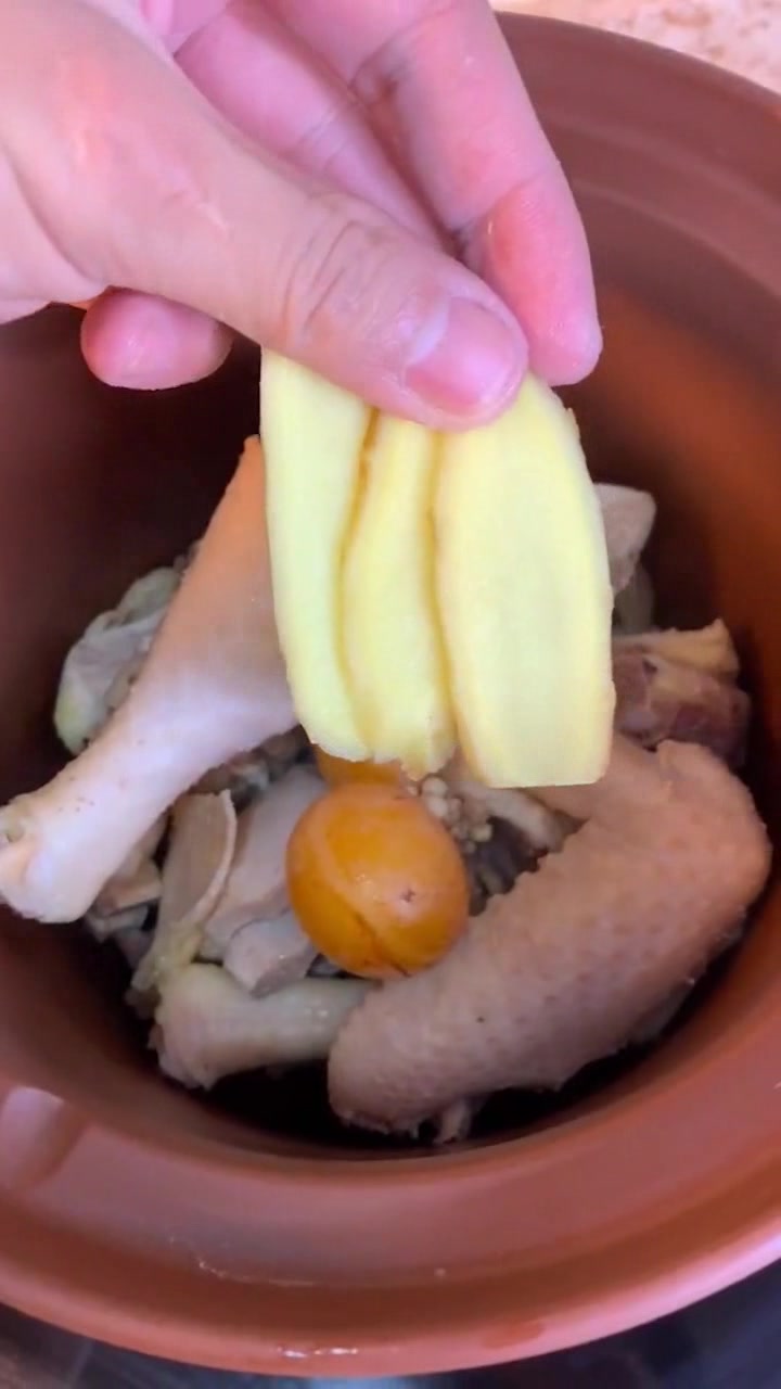 非常简单的鸡汤做法,汤汁鲜美,爽滑可口,超级好喝