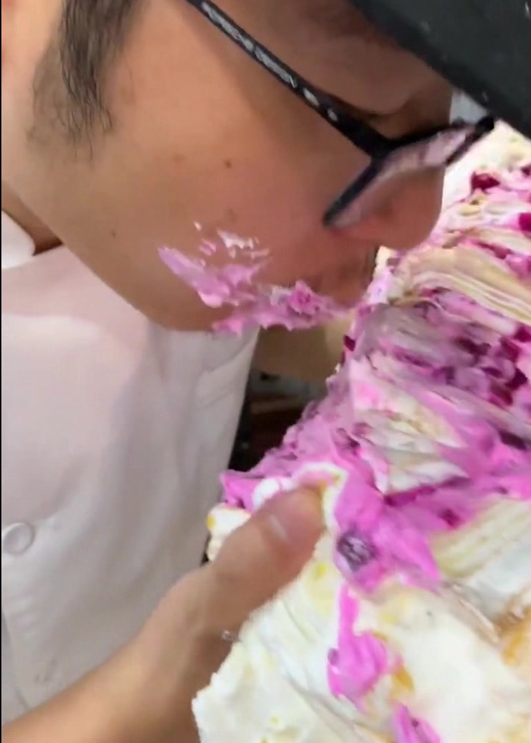 千层蛋糕的正确吃法,这样拿着吃,感觉好爽
