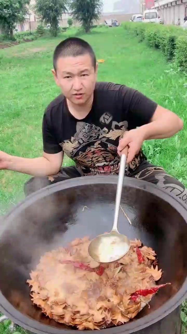 东北小伙吃鸡冠子,打开锅盖的那一刻,简直太美味了!