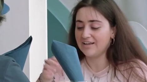 #中餐厅#【王俊凯初次做珍珠奶茶大受外国友人好评,腼腆一笑太撩人了!】8月16日,在本期的