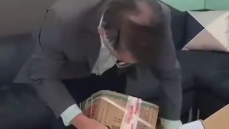 台湾榨菜哥收到大陆土豪寄给他的一箱“陪您炸蔡”(涪陵榨菜)看着金光灿灿的包装,众人喜笑颜开