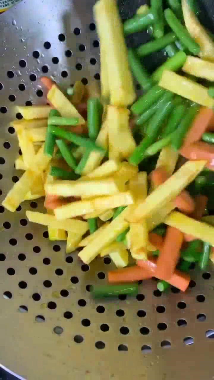 小炒蒜苔土豆炒火腿,营养美味,好吃超下饭