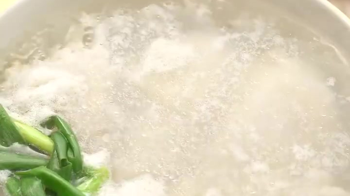 夏日家常下饭菜之【口水鸡】 食材: 鸡腿 姜片 葱 大葱 蒜末 小米辣  盐 糖 香油 酱