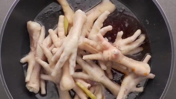 天哪!周六晚上一定要吃这个!【红烧粉丝凤爪】酱香入味,软糯脱骨,好吃到销魂的家常鸡爪,米饭