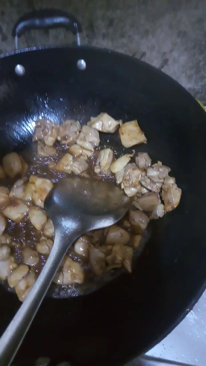我给两个孩子做的《红烧鸡腿肉丁炒毛豆》,孩子们的最爱。