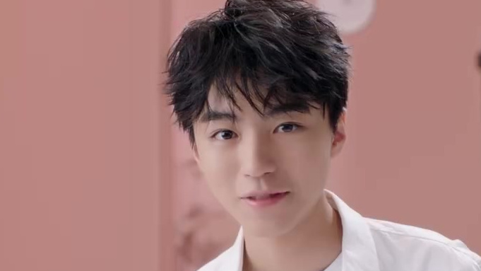 最近被身披老虎织锦睡袍的王俊凯刷屏,小野表示血槽已空!今天王俊凯代言香飘飘正式官宣!香飘飘